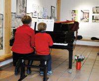 Anne Rochlitz mit Schüler am Klavier